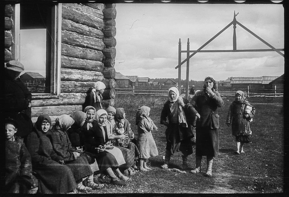 Жители оккупированной деревни. Белоруссия, СССР, 1941 год.
