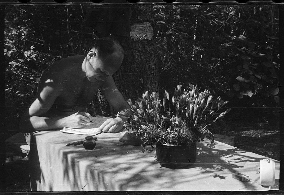Немецкий танкист из 7-й танковой дивизии пишет письмо или ведет дневник в свободное время. Белоруссия, СССР, 1941 г.


