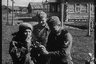 Немецкие танкисты из 7-й танковой дивизии вермахта угощают сигаретой женщину в оккупированной деревне. Белоруссия, СССР, 1941 год.


