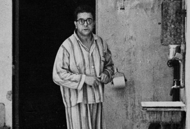 Рамон Меркадер во внутреннем дворике своей тюремной камеры. Мехико, 16 июля 1950 года