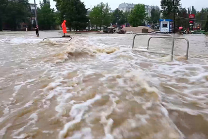 Появилось видео из затопленной дождями Керчи