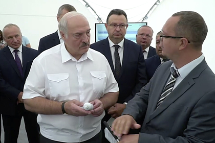 Лукашенко проверил завод белорусской вакцины от COVID-19 и остался с синей рукой
