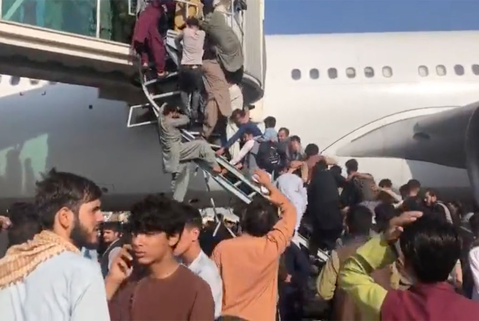 Люди пытаются попасть на самолет в аэропорту Кабула