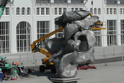 Новую скульптуру на Болотной набережной сравнили с мусором и „стопкой дерьма“