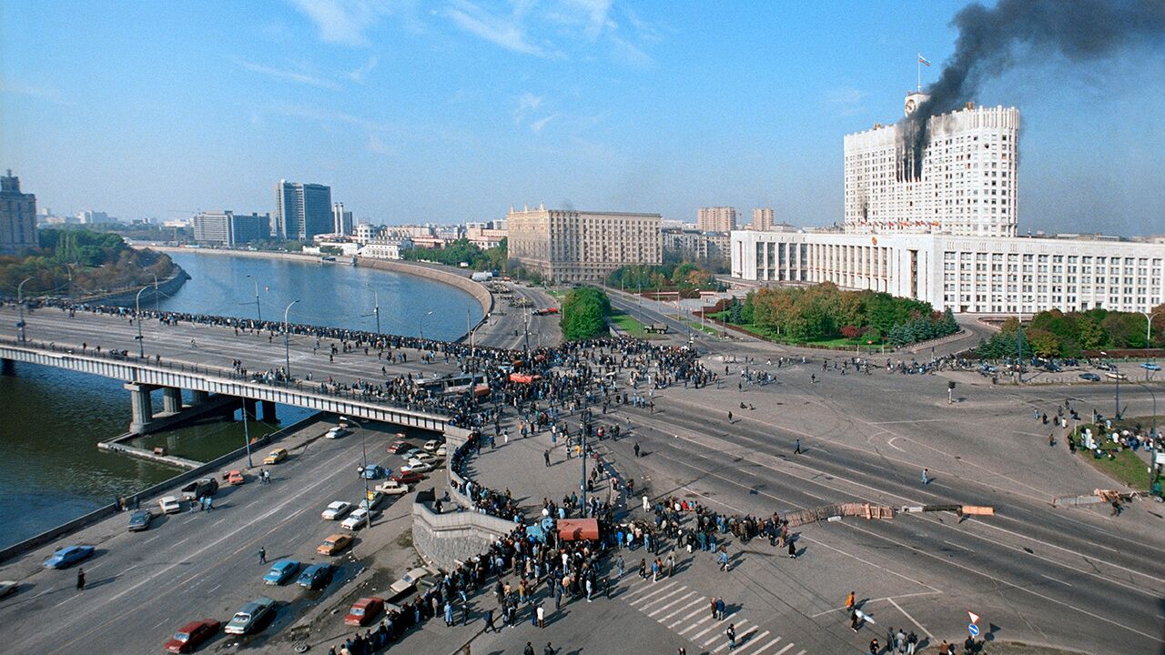 Описана оборона Белого дома в августе 1991-го с песнями и бесплатной  водкой: Политика: Россия: Lenta.ru