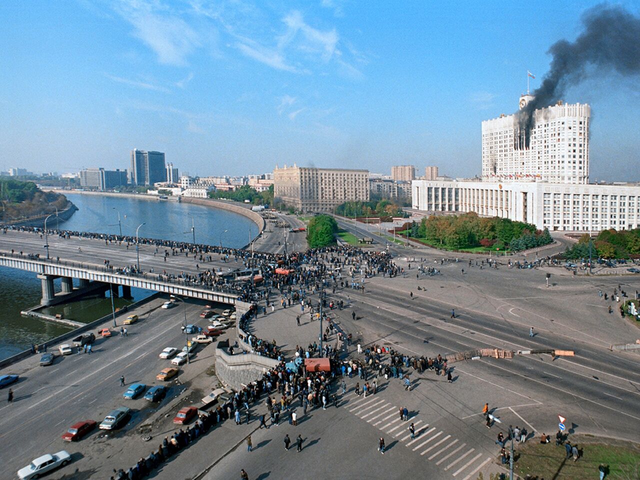 Описана оборона Белого дома в августе 1991-го с песнями и бесплатной  водкой: Политика: Россия: Lenta.ru