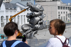 «Болото нужно расшевелить!» Как новая скульптура в центре Москвы расколола россиян