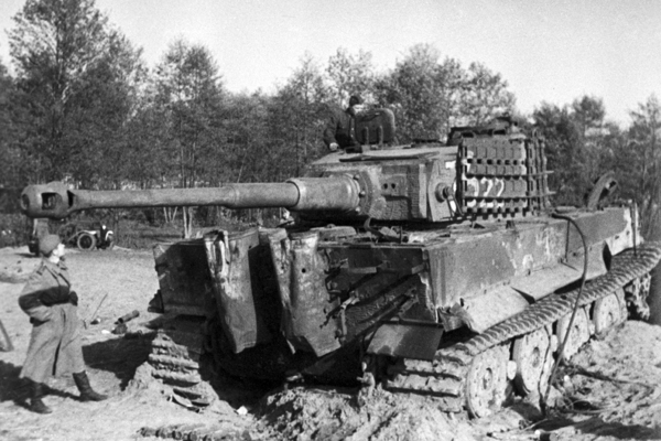 Немецкий танк Pz. Kpfw. VI Ausf E «Тигр», подбитый советскими войсками на Наревском плацдарме, Польша, 10 октября 1944 года