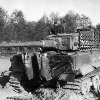Немецкий танк Pz. Kpfw. VI Ausf E «Тигр», подбитый советскими войсками на Наревском плацдарме, Польша, 10 октября 1944 года