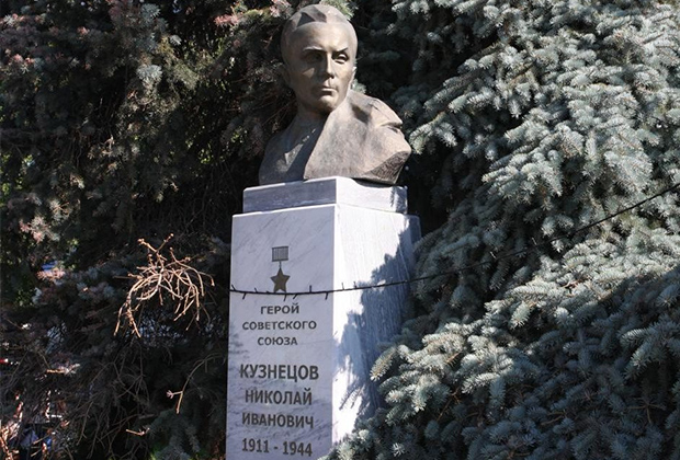 Памятник Николаю Кузнецову в Тюмени