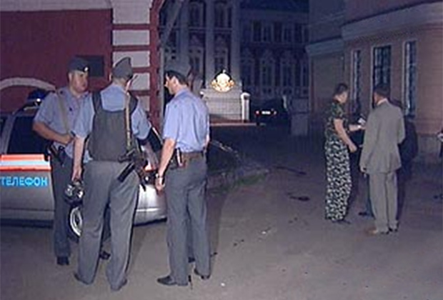 Милиция на месте взрыва около редакции «Русского Вестника»