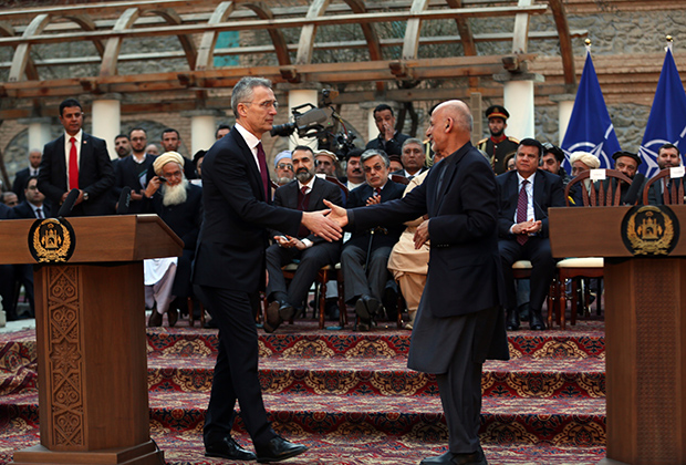 Президент Афганистана Ашраф Гани пожимает руку генеральному секретарю НАТО Йенсу Столтенбергу после совместной пресс-конференции в президентском дворце в Кабуле