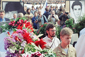 Последние герои СССР. Во время путча погибли трое защитников Белого дома. Их оплакивала вся страна, а теперь все забыли