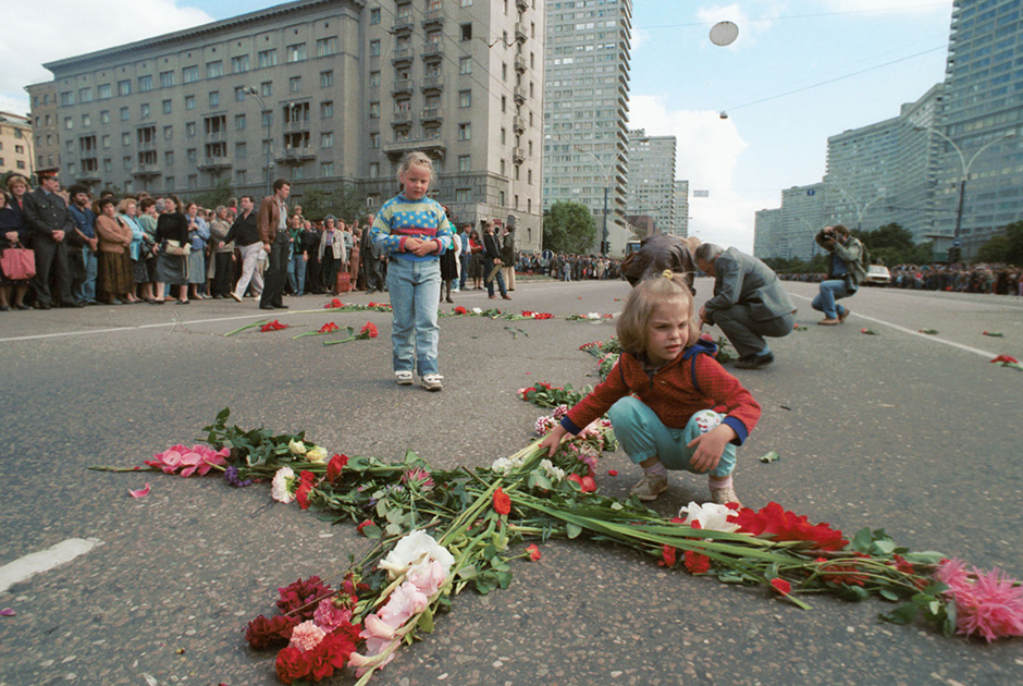 Траурный митинг 24 августа 1991 года. Крест из живых цветов на месте гибели защитников Дома Советов