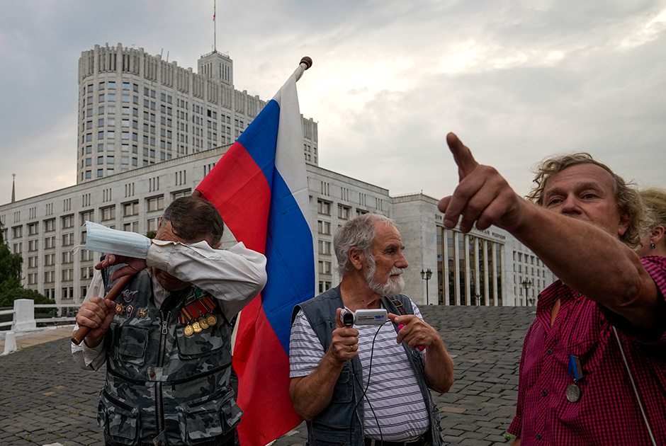 Люди, вышедшие протестовать в 1991 году против путча, отмечают 30-летие событий. Москва, 19 августа 2021 года