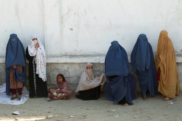 Афганские женщины пытаются получить пакистанскую визу 