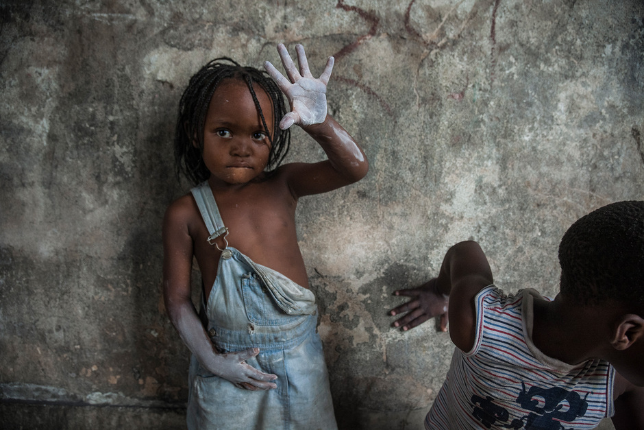 Иногда беспорядочные будни детей Гранд-Отеля разбавляют учителя, направленные правительством Мозамбика, или благотворители из «Красного креста», которые помогают беженцам бороться с заболеваниями. Чаще всего маленькие сквоттеры страдают недугами, вызванными антисанитарией. Однако сверстники детей за пределами бывшего отеля тоже не могут похвастаться счастливым детством. Почти все население страны — 92 процента, по данным Всемирного банка на 2014 год — находится за чертой бедности.