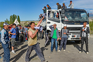 Протестующие требуют национализации месторождения Кумтор и увеличения льгот 