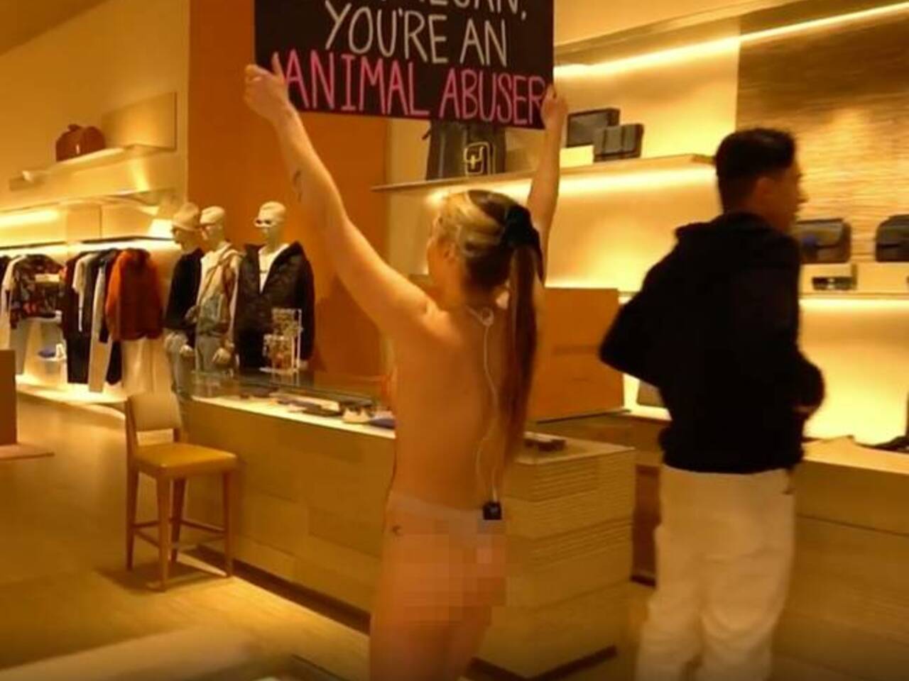 Znana aktivistka Tash Peterson skoraj gola protestirala v Louis Vuitton  butiku 
