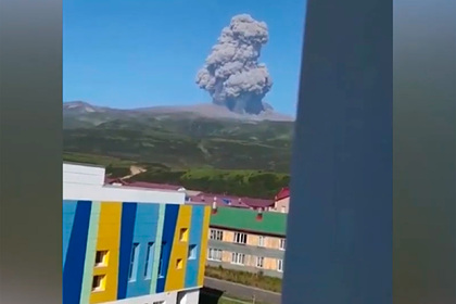 Вулкан возле российского города выпустил столб пепла и попал на видео
