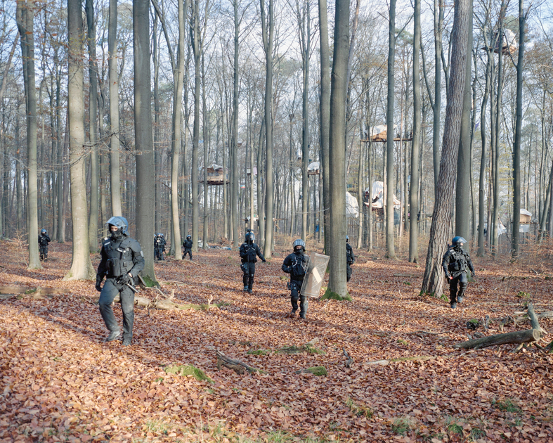 Еще одна фотография из репортажа Endzeit. На ней видно, как германские стражи правопорядка вооружились дубинками и щитами, чтобы противостоять активистам, которые борются за остановку вырубки леса Данненредер.