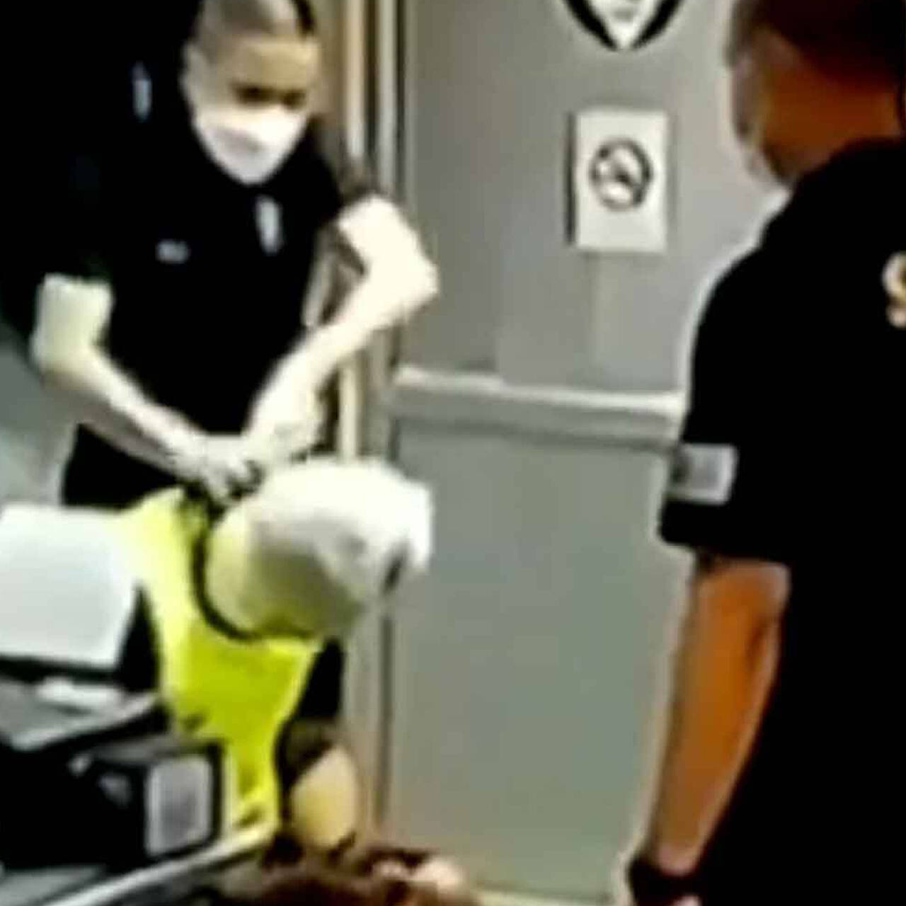 Девочка задушена пакетом татуировка. Удушение пакетом девочки. Задушили пакетом видео. Черное рождество фильм 1974 маньяк. Удушение пакетом девочки.