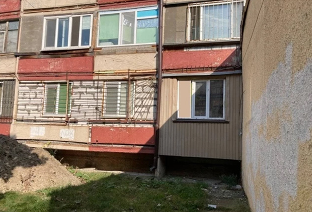 Окна квартиры на первом этаже, которую снимал предполагаемый убийца