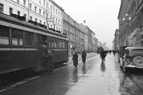 На Невском проспекте в блокадном Ленинграде. Октябрь 1942 год