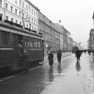 На Невском проспекте в блокадном Ленинграде. Октябрь 1942 год