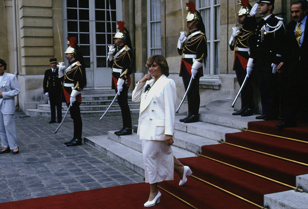 Тансу Чиллер во время официального визита в Париж
