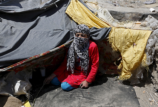 Наркозависимая афганская женщина, живущая под мостом в Кабуле