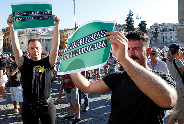 Акция протеста против «ковид-паспортов» в Риме, август 2021 года 