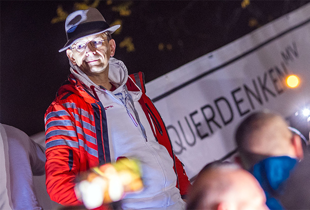 Бодо Шиффманн, врач и активист движения «нестандартно мыслящих», выступает на демонстрации против карантинных ограничений в Померании, ноябрь 2020 года