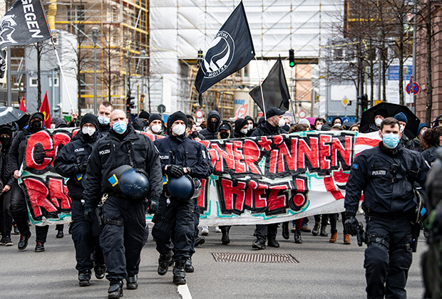 Демонстрация против правых экстремистов и так называемого «рейхсбюргера» в Берлине, март 2021 года 