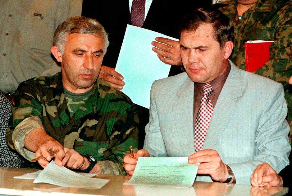 Масхадов и Лебедь по время подписания Хасавюртовских соглашений