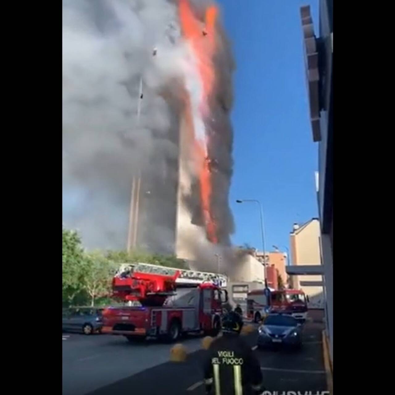 Пожар сразу и полностью охватил 15-этажный жилой дом в Милане:  Происшествия: Мир: Lenta.ru