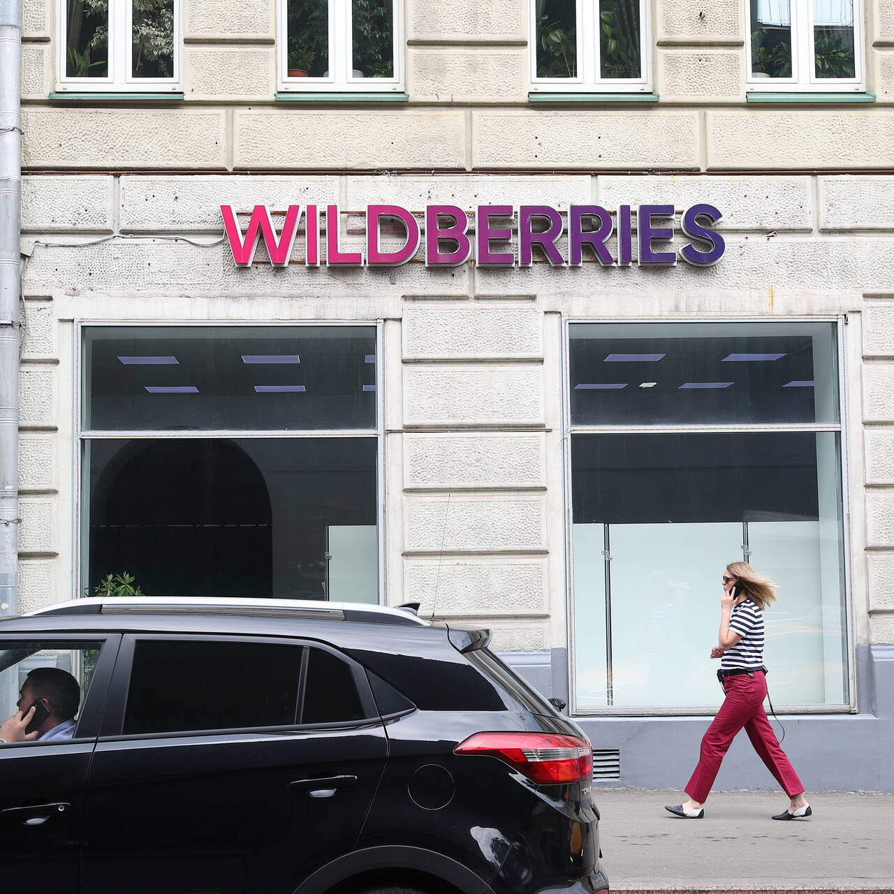 Нападение на валберис в москве. Wildberries. Wildberries авто. Wildberries вывеска. Машина Wildberries.