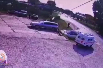 Пьяная россиянка сбила мать с ребенком, врезалась в скорую и попала на видео