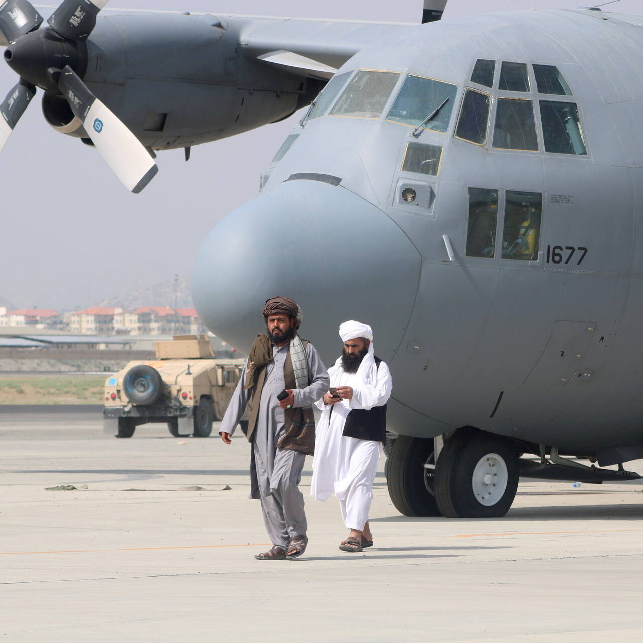 Появились снимки брошенного американского C-130 в Афганистане: Оружие:  Наука и техника: Lenta.ru