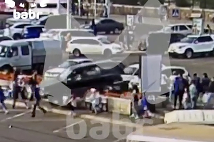 Внедорожник влетел в клумбу, насмерть сбил россиянина и попал на видео