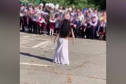 Учительница исполнила танец живота перед детьми на линейке в российской школе