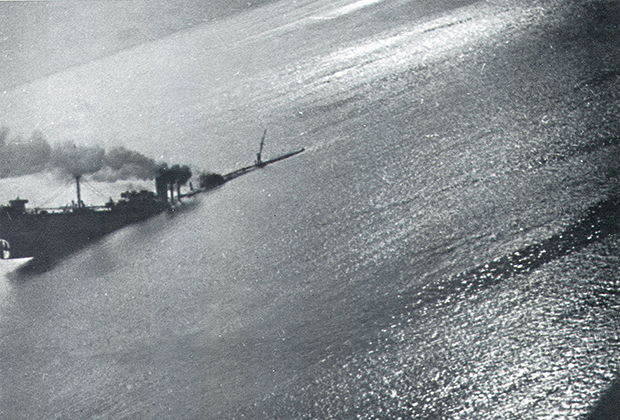  Вид на тонущий транспорт из состава конвоя PQ-17 c борта немецкого бомбардировщика Ju 88