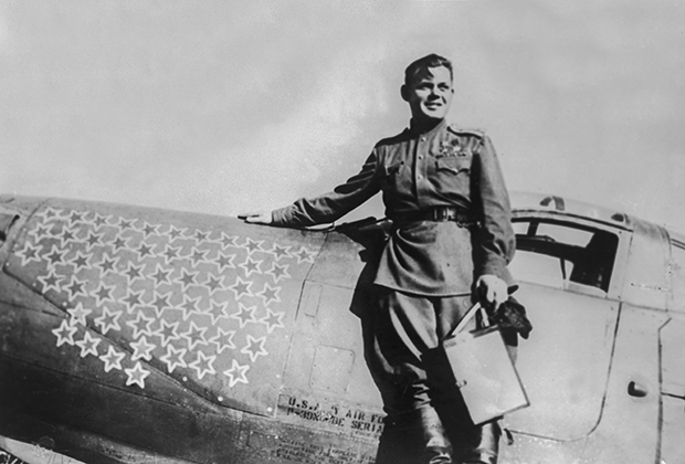 Дважды Герой Советского Союза летчик Григорий Речкалов со своим истребителем Bell P-39 Airacobra