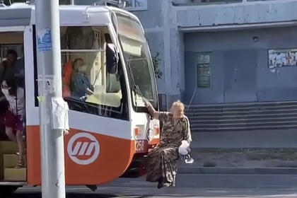 Российская пенсионерка-зацепер прервала движение трамвая и попала на видео