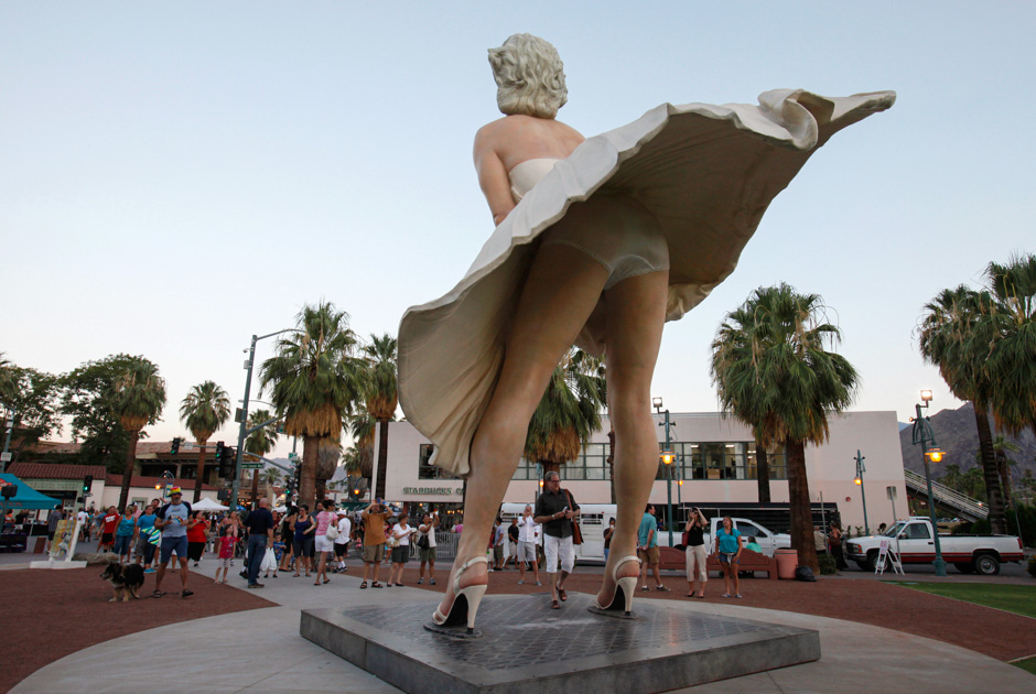 Большой общественный резонанс в 2011 году произвела работа американца Джона Джонсона «Мэрилин навсегда» — восьмиметровая статуя американской киноактрисы, секс-символа 1950-х годов Мэрилин Монро. Джонсон запечатлел в скульптуре весом 15 тонн известный кадр из фильма «Зуд седьмого года» — героиня Монро пытается опустить поднимающуюся потоком воздуха из вентиляционной решетки юбку, видно ее нижнее белье. Монумент часто перевозили, после Чикаго его выставляли в Палм-Спрингс, Гамильтон Тауншипе и австралийском Бендиго. Пока туристы фотографировались под юбкой кинозвезды, общественность критиковала объект, называя его жутким и отвратительным, находя в задумке Джонсона сексистский подтекст. Новая волна недовольства обрушилась на скульптуру в 2019 году, когда на постоянной основе ее установили перед художественным музеем Палм-Спрингс. Руководство посчитало ее примером объективации женщин и обеспокоилось развитием молодого поколения. 

