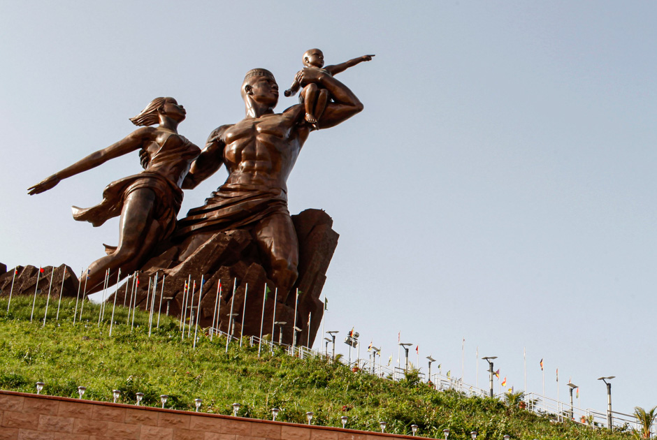 В 2010 году в столице Сенегала появился противоречивый монумент — «Возрождение Африки» установили в честь пятидесятой годовщины подписания соглашения о независимости страны от Франции. По настоянию президента Абдулайа Вада, в Дакаре возвели 49-метровую бронзовую скульптуру — мужчина держит в левой руке ребенка, направляя его в сторону моря, а правой рукой обнимает молодую женщину. Имамы не оценили, что изображены обнаженные люди. Жители раскритиковали монумент, их возмутило, что на возведение объекта Вад выделил из бюджета 27 миллионов долларов, при этом все сферы страны — от образования до здравоохранения — находились в кризисе.
