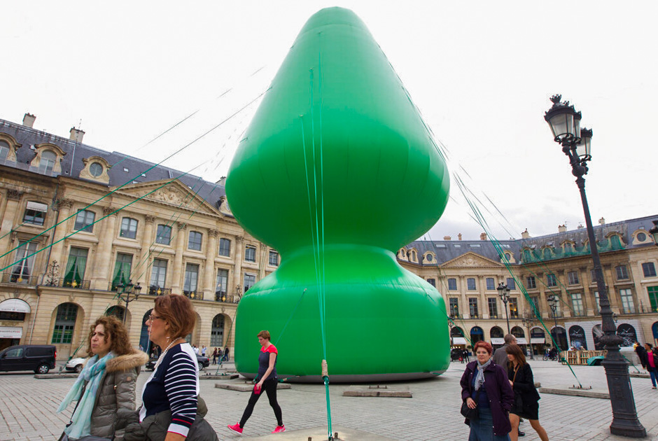 В 2014 году общественность Парижа удивила работа американского художника Пола Маккарти — на Вандомской площади появилась огромная 24-метровая надувная ярко-зеленая скульптура. По задумке автора, она должна была символизировать рождественскую елку. В конструкцию постоянно закачивали воздух, а ее стабильность поддерживали натянутые тросы. Однако парижане не прониклись идей Маккарти и сравнили работу с анальной пробкой.Во время установки «елки» один радикально настроенный зритель даже напал на художника и три раза ударил его по лицу. Несколько дней спустя скульптуру испортили вандалы — они отключили насос и перерезали тросы. В итоге конструкция сдулась и упала, Маккарти отказался восстанавливать объект. В 2016 году он возродил скульптуру для третьей ярмарки искусства Paramount Ranch в Санта-Монике.