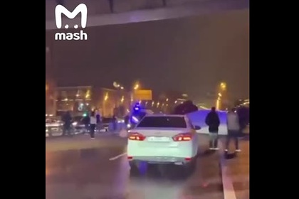 Упавшая в Москве с эстакады фура попала на видео