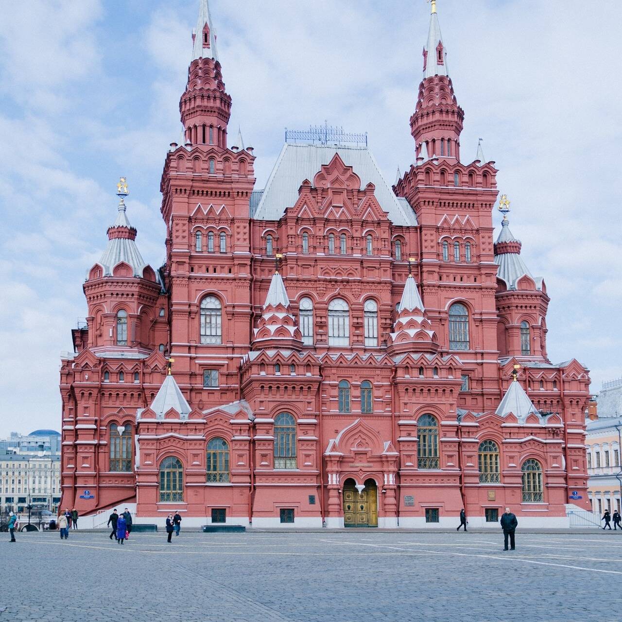 здание исторического музея в москве