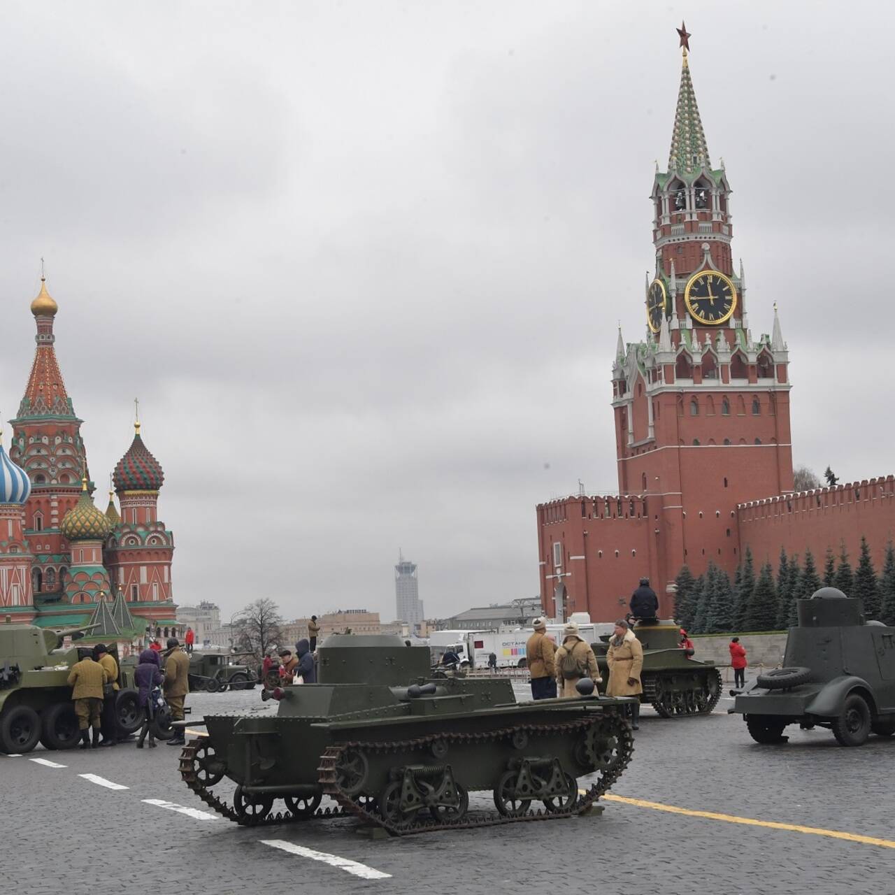 В Госдуме призвали Киев оставить несбыточные мечты о танках на Красной  площади: Политика: Россия: Lenta.ru